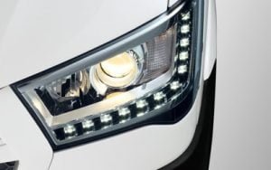 đèn pha projector kết hợp dãi đèn led chiếu sáng ban ngày