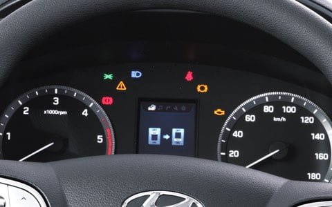 Cụm đồng hồ trung tâm hiển thị các thông số một cách rõ ràng sắc nét