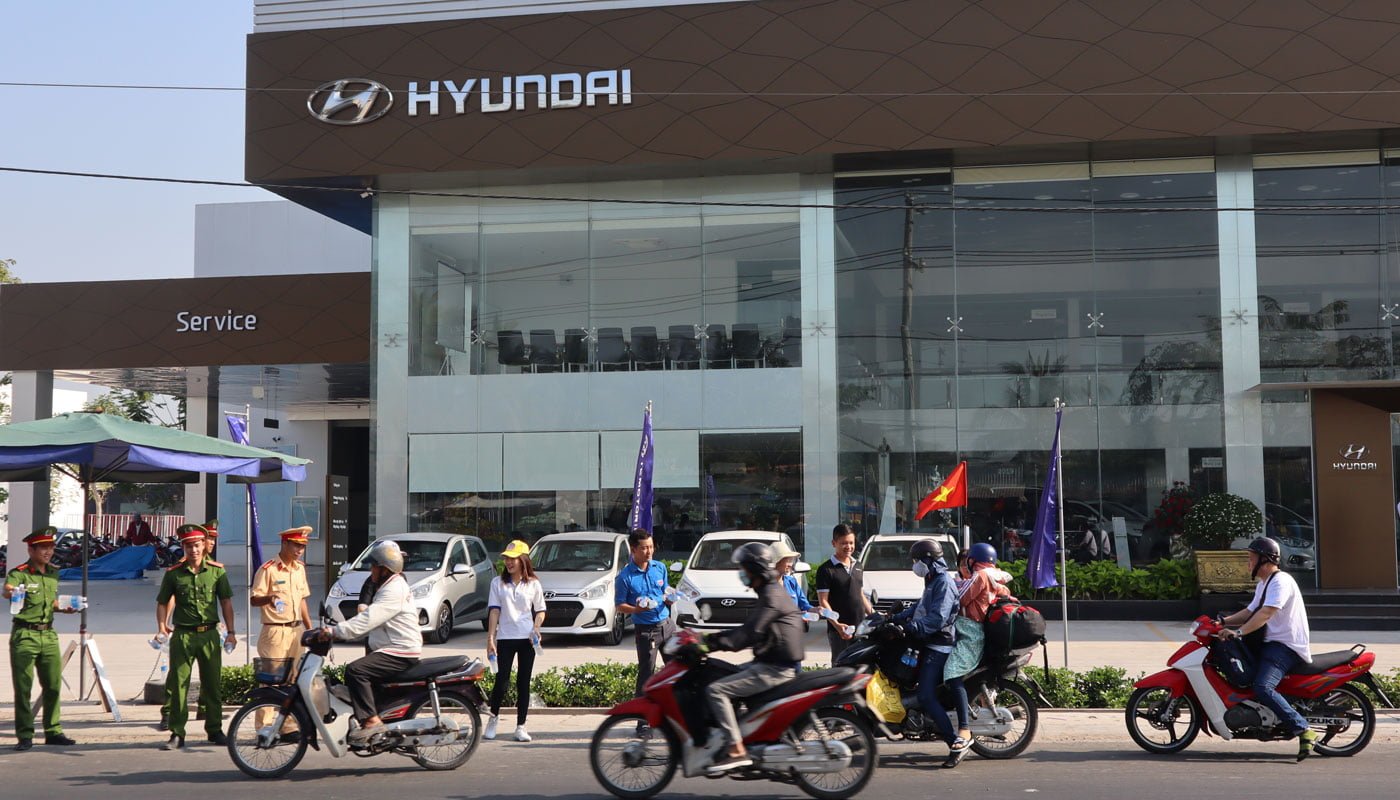 nguoi-dan-dong-thap-hao-san-voi-tram-dung-chan-nghia-tinh